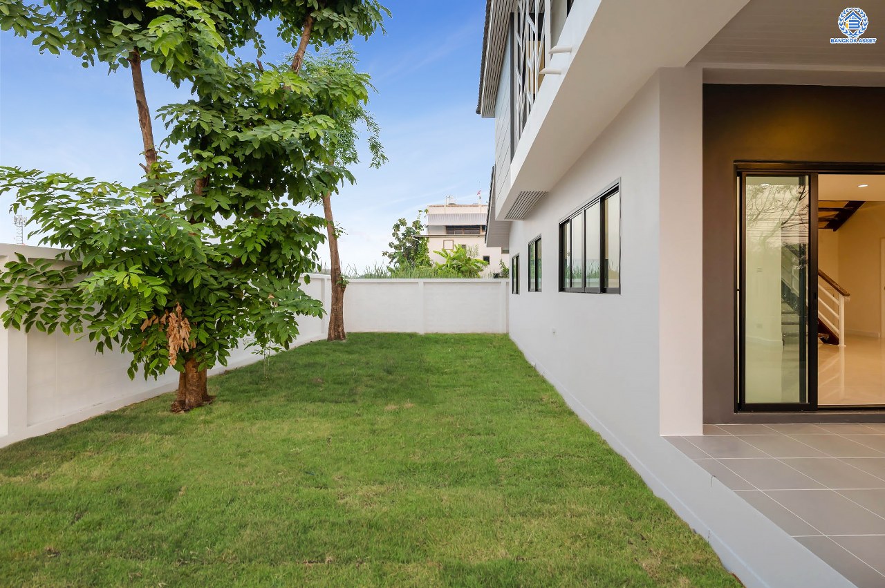 บ้านมือสองตกแต่งใหม่ โครงการ กฤษดานคร20 ปิ่นเกล้า-ติดถนนบรมราชชนนี เนื้อที่ 86 ตร.ว. บ้านเดี่ยวหลังใหญ่ พร้อมฟังก์ชัน 3 ห้องนอน 3 ห้องน้ำ 1 ห้องห้องอเนกประสงค์ จอดรถได้ 2 คัน บนทำเลเชื่อมต่อเมืองอย่างรวดเร็ว ใกล้ทางคู่ขนานลอยฟ้าบรมราชชนนี ทางด่วน "กาญจนาภิเษก" ม.มหิดล และเซ็นทรัลปิ่นเกล้า